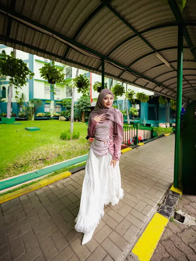 5 Gaya Outfit Hijab Ghea Indrawari saat Manggung, Bikin Pangling