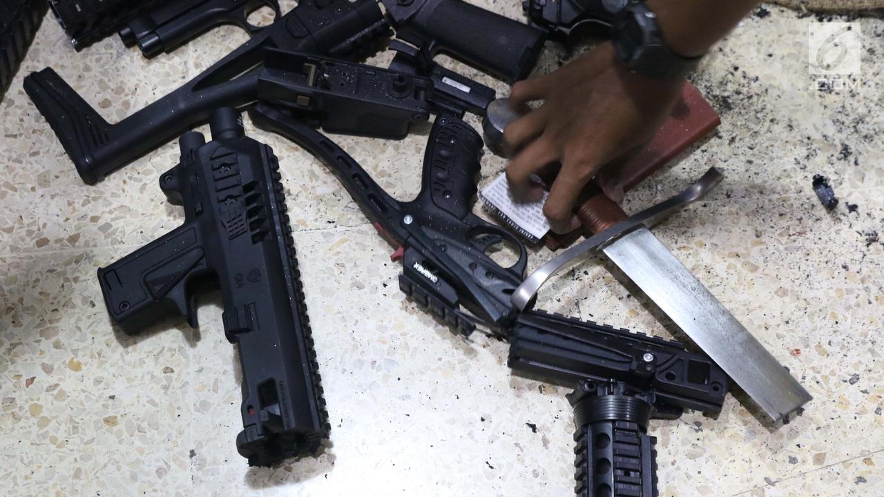 Polisi Menyita Airsoft Gun dan Mobil Alphard saat Geledah Rumah Bandar Narkoba Alex Bonpis di Kampung Bahari