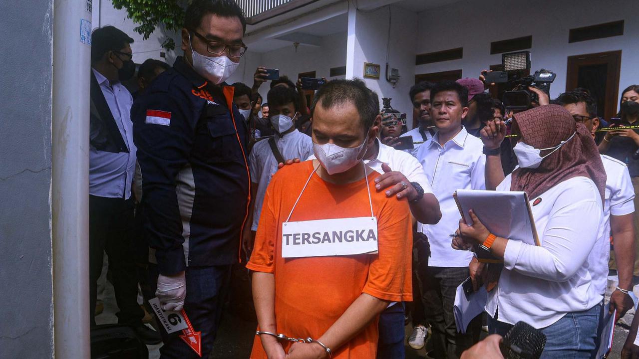 Penyidik Polres Metro Jakarta Selatan merampungkan rekonstruksi kasus ayah bunuh empat anak di Jagakarsa, Jakarta Selatan.<br>