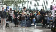 Calon penumpang menunggu penerbangan di Terminal 3 Bandara-Soekarno Hatta, Tangerang, Banten, Minggu (22/12/2019). Manajemen Bandara Soekarno-Hatta menyiapkan 478 pesawat ekstra untuk mengantisipasi lonjakan penumpang saat mudik libur Natal dan Tahun Baru. (Liputan6.com/Angga Yuniar)