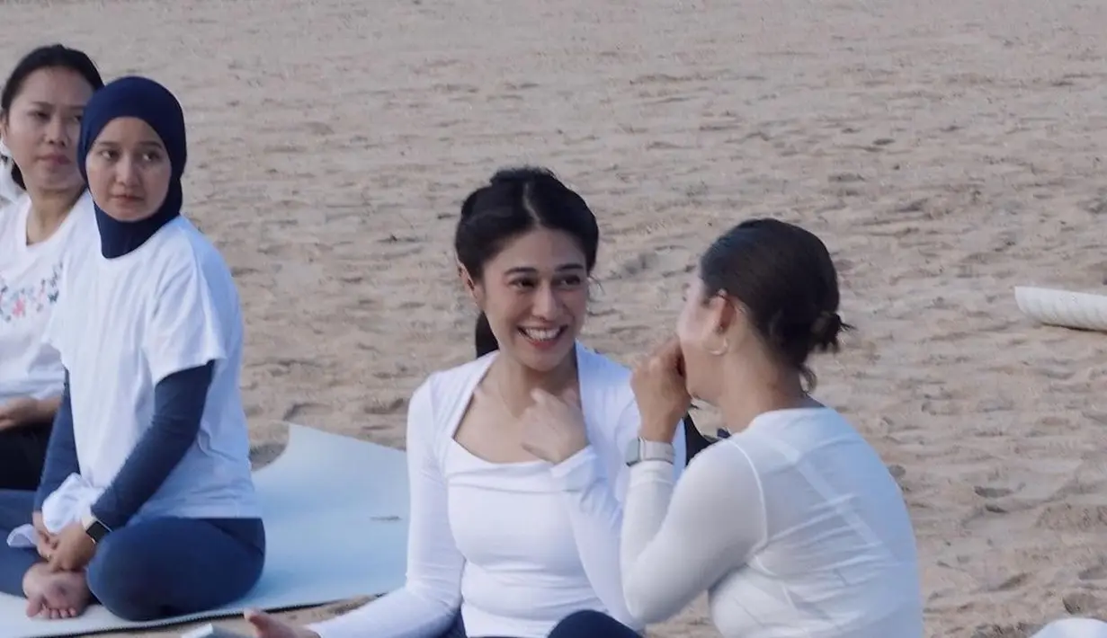 Meski jarang tampil bersama, kedua ibu cantik ini tampil dengan busana olahraga kembaran [@jenniferbachdim]