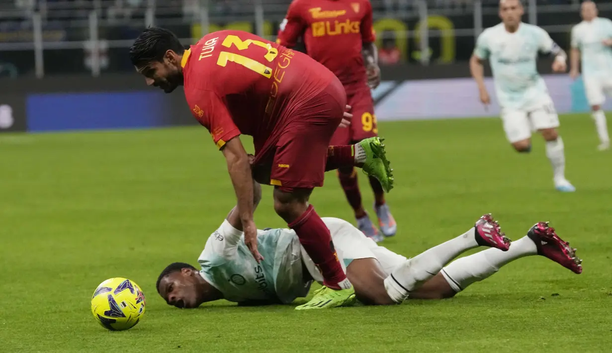 Bek Inter Milan, Denzel Dumfries dilanggar oleh bek Lecce,  Alessandro Tuia selama pertandingan lanjutan Liga Serie A Italia di stadion San Siro di Milan, Italia, Senin  (6/3/2023). Inter Milan menang atas Lecce dengan skor 2-0. (AP Photo/ Luca Bruno)