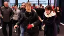 Para calon pembeli memasuki Selfridges untuk berburu barang obral selama Boxing Day di Oxford Street, London, Rabu (26/12). Boxing Day merupakan tradisi hari belanja terbesar tahunan yang dirayakan sehari setelah hari Natal. (Isabel Infantes/PA via AP)