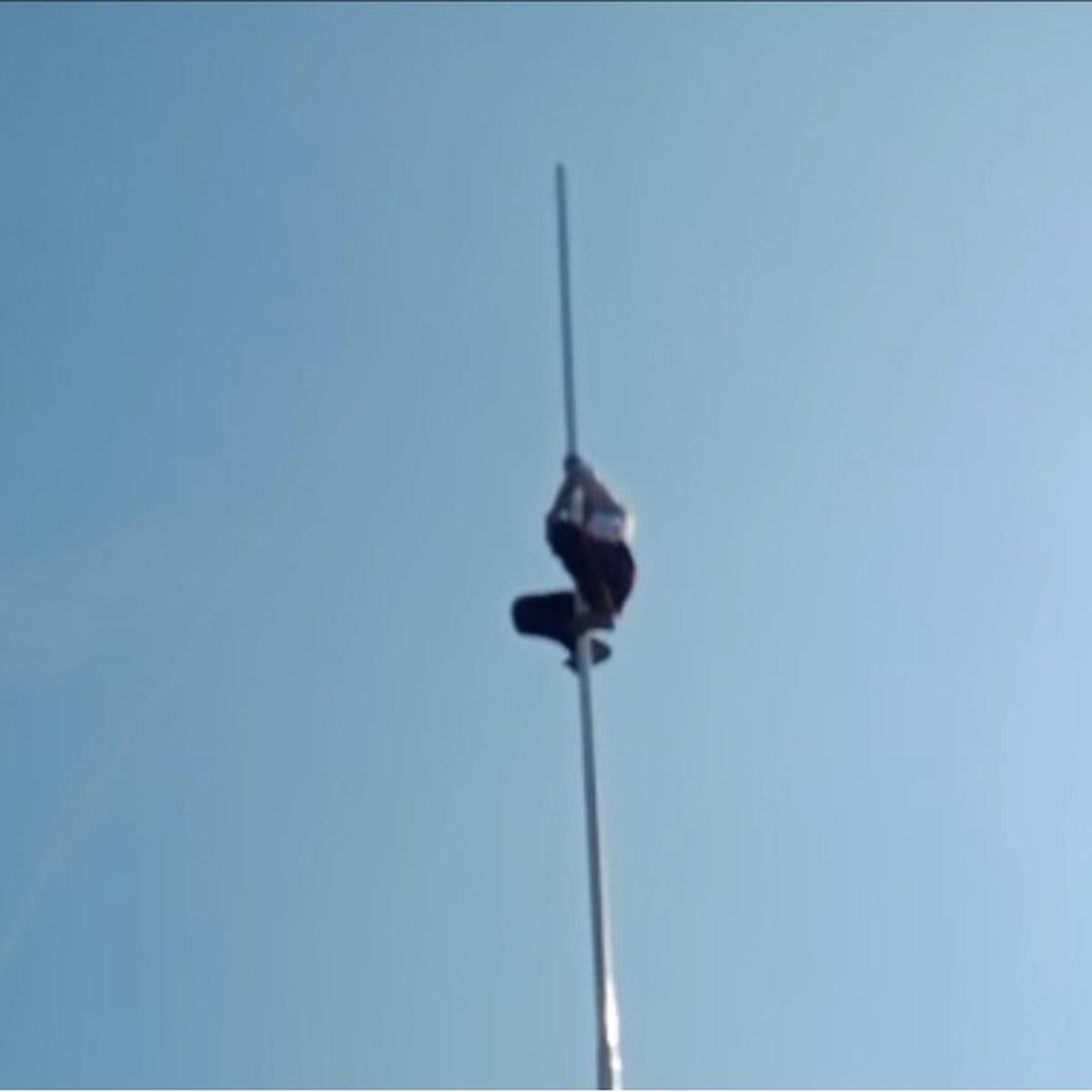 bocah sd panjat tiang bendera
