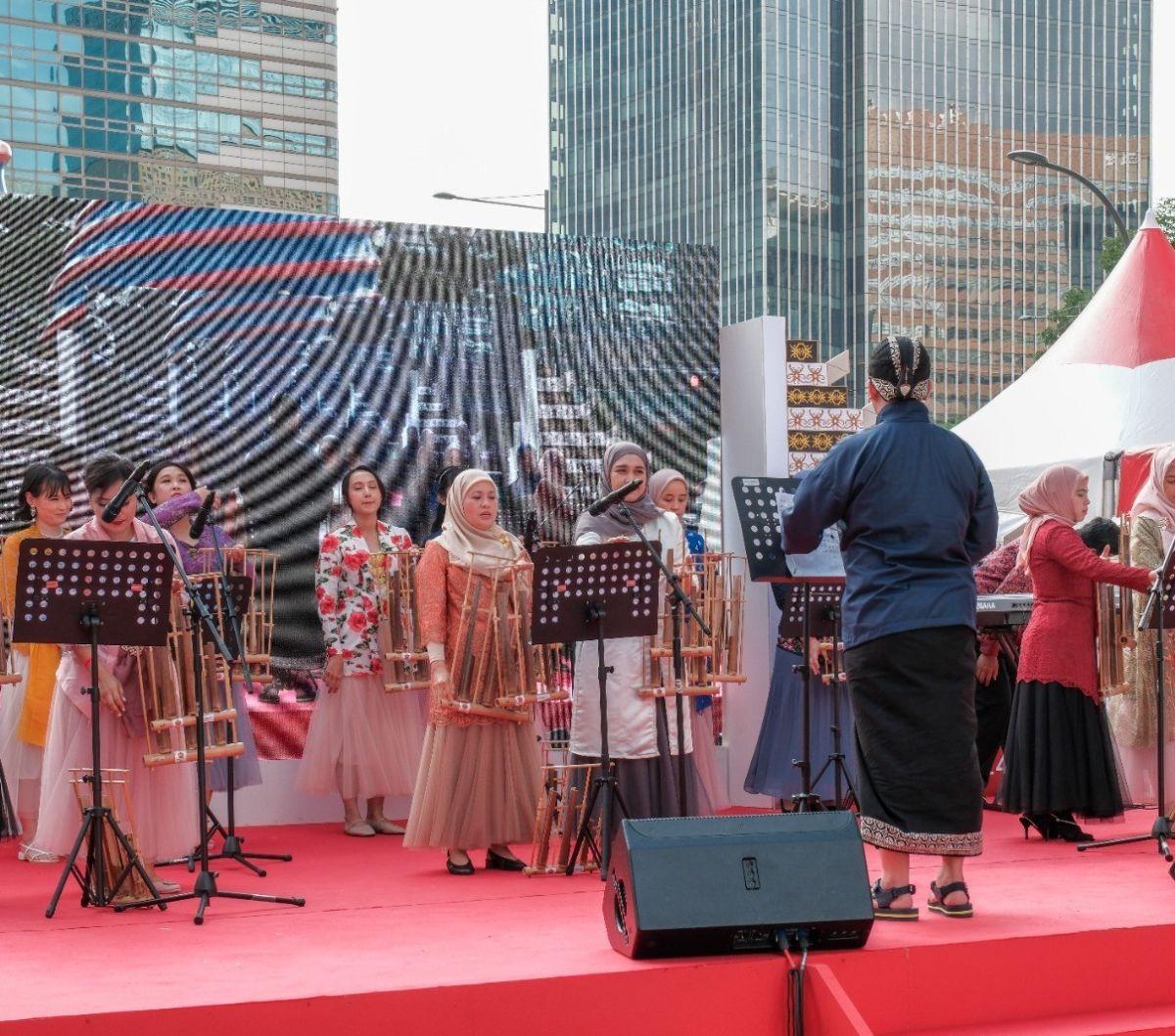 Festival juga menyuguhkan pagelaran musik Angklung yang dimainkan oleh para anggota DWP KBRI Seoul dengan membawakan lagu Indonesia Pusaka dan Arirang, serta penampilan budaya dari anak-anak Home Staff KBRI Seoul. Dokumentasi: KBRI Seoul