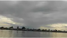 Fenomena alam menakjubkan terjadi saat gerhana matahari total di Maba, Maluku Utara. Laut di dermaga Kota Maba tiba-tiba surut sehingga membentuk daratan kering yang menghubungkan Pulau Halmahera dengan Pulau Mobon yang terpisah sekitar 400 meter.