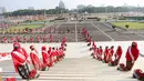 Barisan perempuan berkebaya dari perkumpulan Pertiwi Indonesia mengawal keluarnya Bendera Pusaka Merah Putih dari penyimpanannya di Monumen Nasional (Monas), Jakarta, Rabu (17/8/2022). Partisipasi perempuan berkebaya dalam kirab budaya HUT ke-77 RI merupakan tindak lanjut dari dukungan penuh Presiden Jokowi atas  gerakan memasyarakatkan tradisi berkebaya dan pendaftaran tradisi berkebaya sebagai warisan budaya tak benda ke UNESCO. (FOTO: Dok. Pertiwi Indonesia)