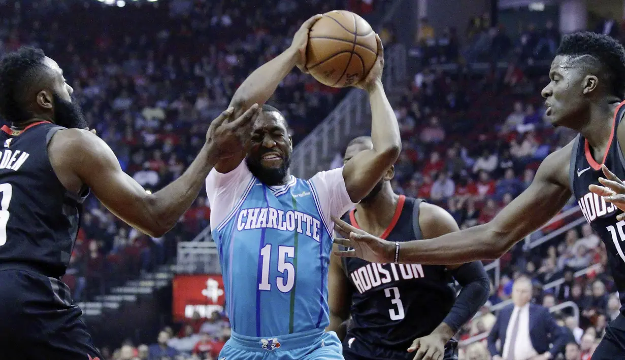 Pebasket Houston Rockets, James Harden, menghadang pebasket Charlotte Hornets, Kemba Walker, pada laga NBA di Stadion Toyota Center, Kamis (14/12/2017). Houston Rockets menang 108-96 atas Charlotte Hornets. (AP/Michael Wyke)