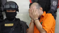 WNA pelaku pemalsuan dan pencurian data elektronik (skimming) saat di Polda Metro Jaya, Jakarta, Senin (19/3). Polisi menyita barang bukti 196 kartu ATM, dua alat deep skimmer, laptop, paspor, dan uang tunai Rp 50 juta. (Liputan6.com/Arya Manggala)