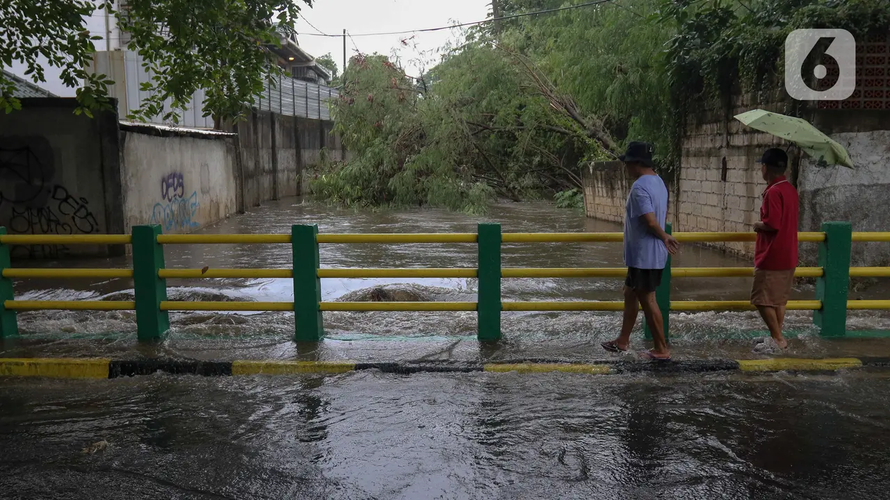 Dua anak yang berasal dari Kelurahan Bangka, Jakarta Selatan (Jaksel) terseret arus saat bermain dan berenang di Kali Mampang sekitar pukul 14.00 WIB pada Sabtu 2 Maret 2024.