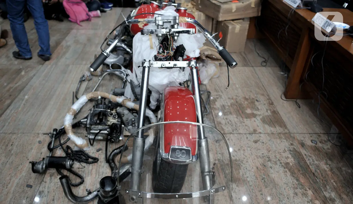 Onderdil motor Harley Davidson yang diselundupkan menggunakan pesawat baru milik Garuda Indonesia saat konferensi pers di Kementerian Keuangan, Jakarta, Kamis (5/12/2019). Harga motor Harley Davidson keluaran tahun 1970-an tersebut mencapai Rp 800 juta per unitnya. (merdeka.com/Iqbal S Nugroho)
