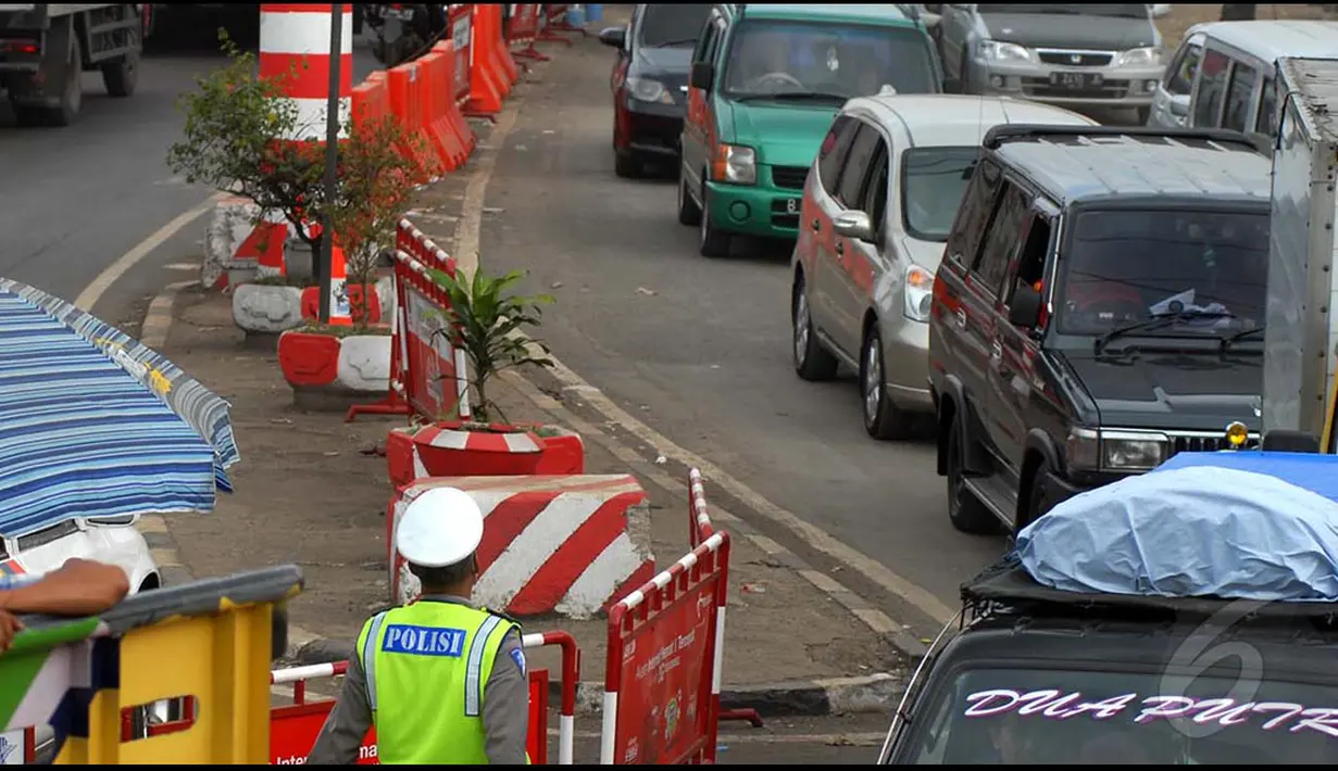 Petugas berusaha mengatur lalu lintas agar kemacetan tidak bertambah parah, Jawa Barat, Jumat (21/07/2014) (Liputan6.com/Miftahul Hayat)