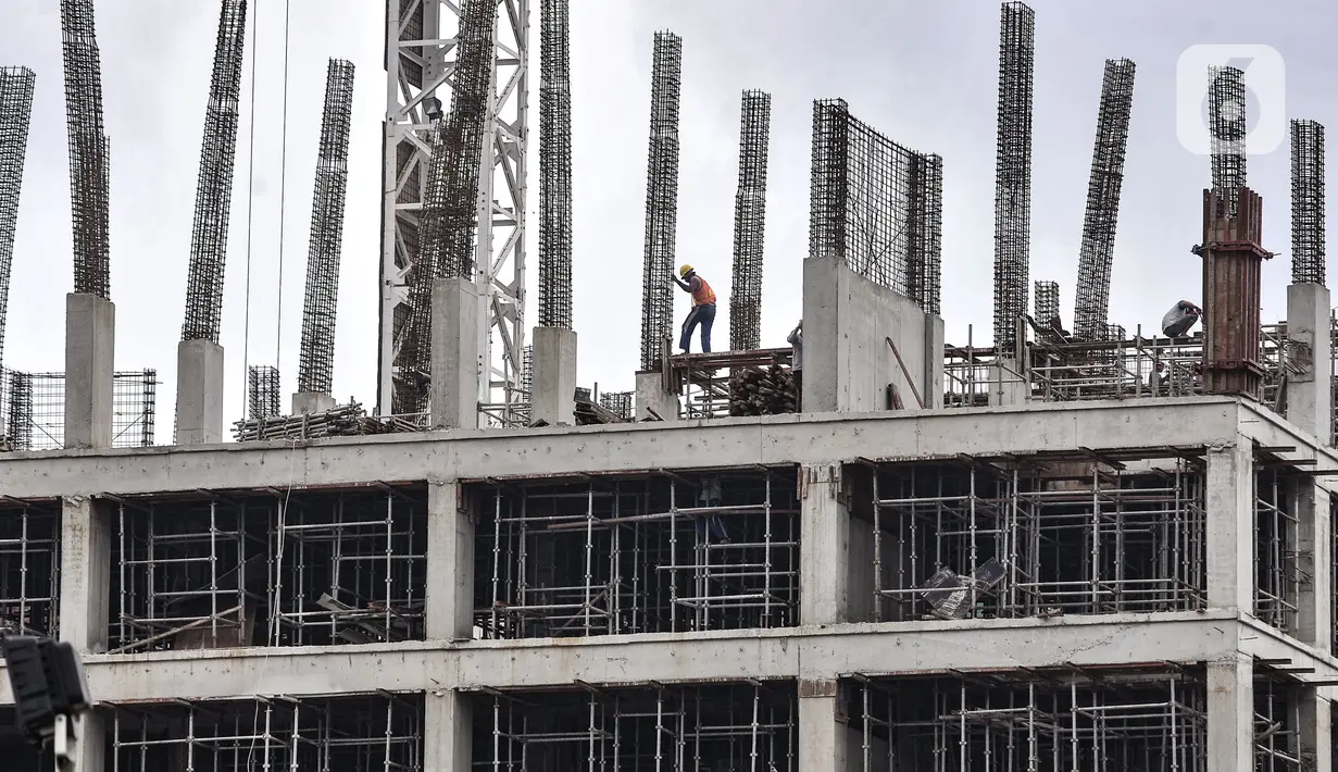Para pekerja menyelesaikan proyek pembangunan rumah susun sewa (Rusunawa) PIK Pulogadung, Jakarta, Kamis (25/2/2021). Pemprov DKI Jakarta menargetkan proyek pembangunan 10 rusun, di antaranya yakni Rusunawa PIK Pulogadung. (merdeka.com/Iqbal S. Nugroho)