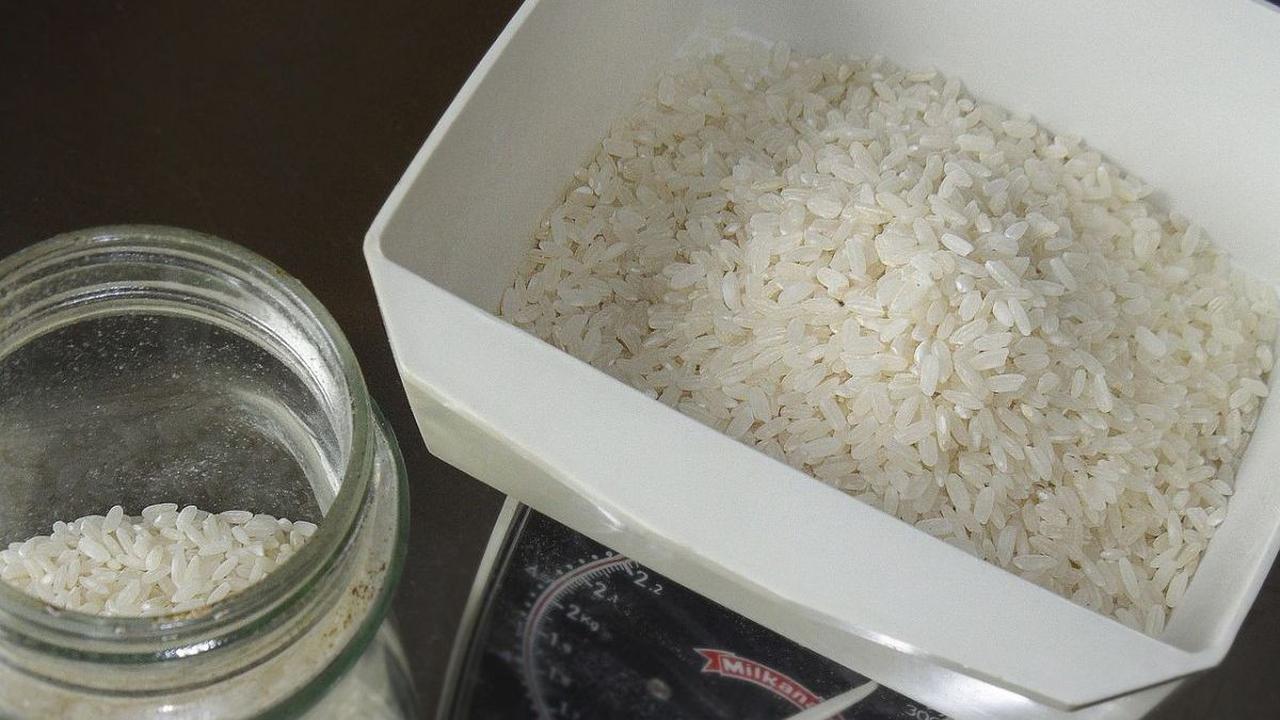 Miris! Nenek 100 Tahun Pungut Beras yang Jatuh di Penggilingan Buat Makan 'Mau Beli Enggak Ada Uang