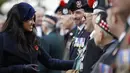 Duchess of Sussex Meghan Markle berbincang dengan salah satu veteran perang saat menghadiri Field of Remembrance di Westminster Abbey di London, Inggris (7/11/2019). (AFP Photo/Tolga Akmen)