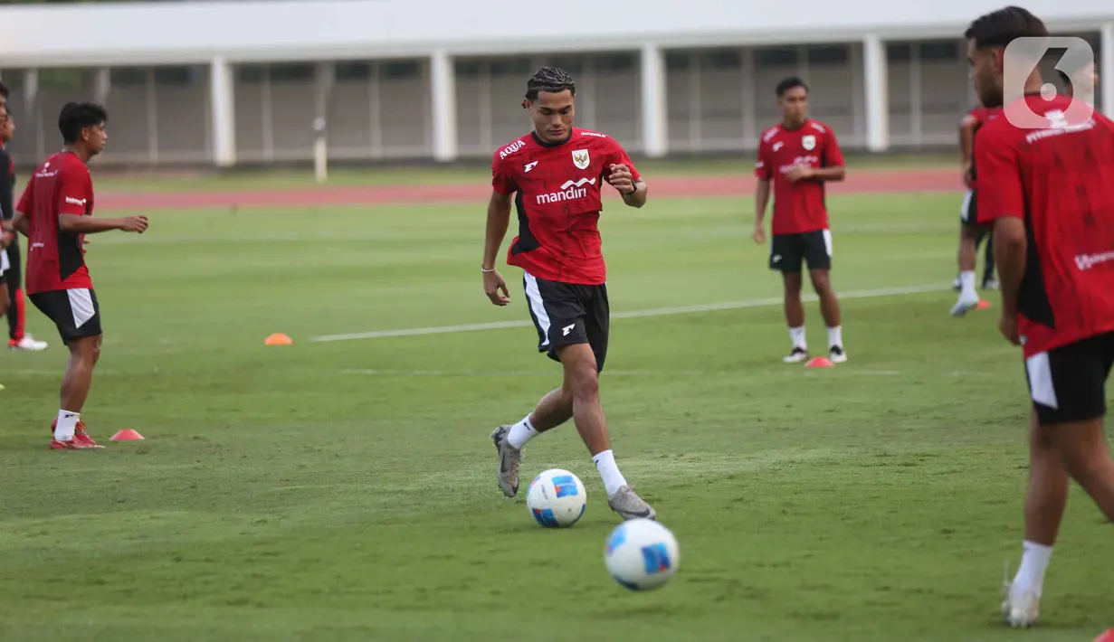 Sesi latihan perdana Timnas Indonesia U-23 berfokus pada fisik dan taktik dasar. (Liputan6.com/Helmi Fithriansyah)