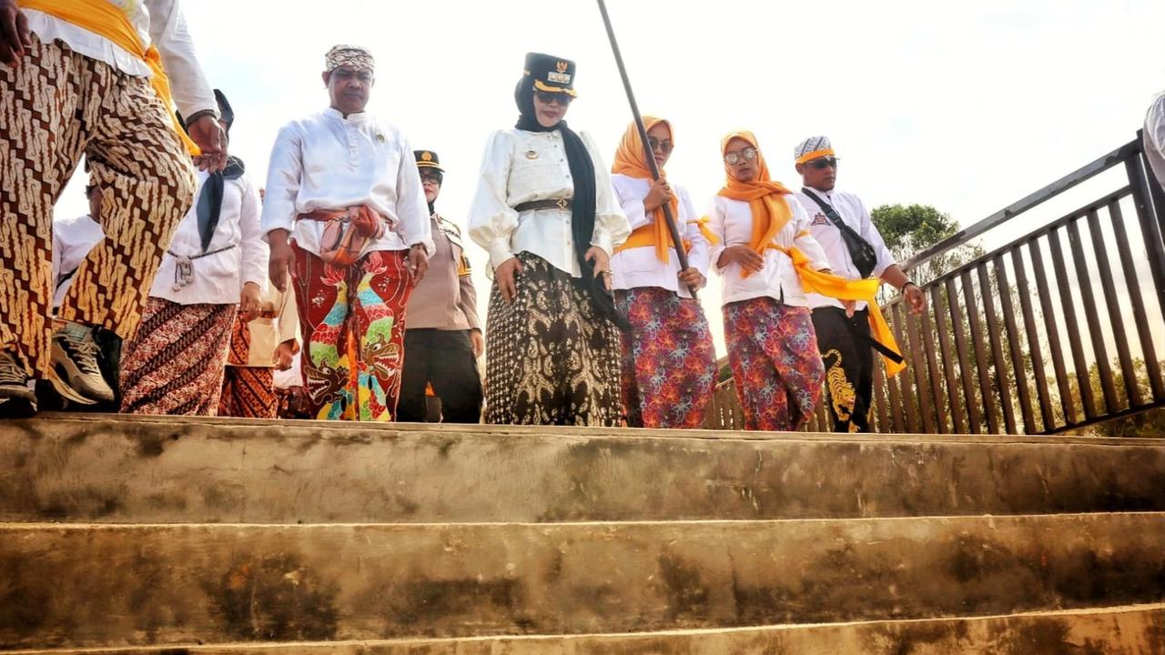Wali Kota Bontang Neni Moerniaeni saat penutupan Festival budaya Erau Adat Pelas Benua Kampong Adat Guntung Tahun 2025