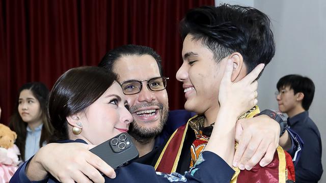 Tampil Kompak, Ini 7 Momen Wisuda SMA Putra Cut Keke dan Malik Bawazier
