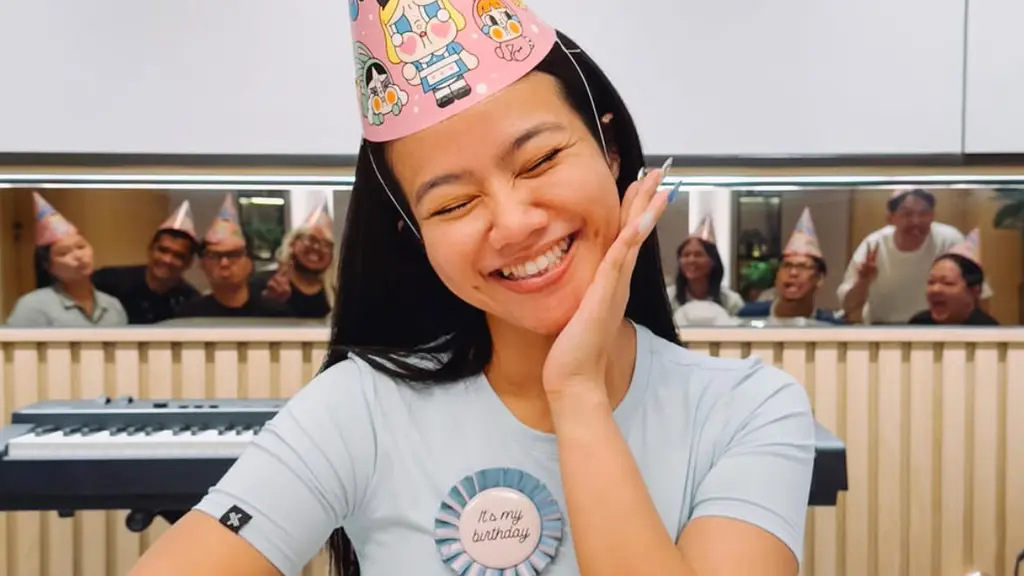 Yura Yunita Rayakan Ulang Tahun ke-35 pakai topi ulang tahun. [@yurayunita]