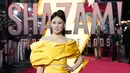 Artis China-Amerika Lucy Liu berpose untuk fotografer setibanya di pemutaran perdana film 'Shazam! Fury of the Gods' di London, Selasa (7/3/2023). Lucy, yang berperan sebagai Kalypso dalam film tersebut, terlihat sangat glamor saat berpose dalam balutan gaun kuning kenari. (Photo by Alberto Pezzali/Invision/AP)