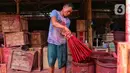 Seorang pekerja mewarnai hio dupa di sentra industri kecil pembuatan hio di Tangerang, Banten, Senin (9/1/2023). Jelang perayaan Imlek, pesanan hio dupa mengalami peningkatan untuk kebutuhan sembahyang. (Liputan6.com/Angga Yuniar)
