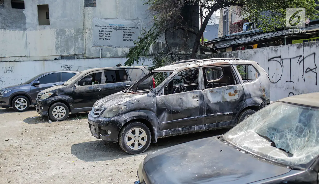 Kondisi mobil yang dibakar dan dirusak massa pasca bentrok pengunjuk rasa dan polisi di Polsek Tanah Abang, Jakarta, Selasa (1/10/2019). Kapolsek Metro Tanah Abang AKBP Lukman Cahyono membenarkan terkait insiden pembakaran mobil tersebut. (Liputan6.com/Faizal Fanani)
