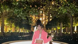 Potret Lisa BLACKPINK Pakai Setelan Tweed Pink, Gayanya Bak Barbie