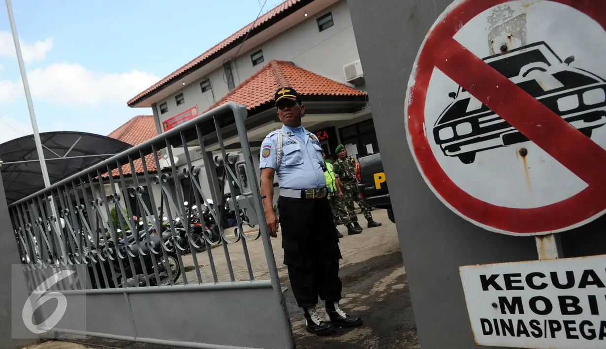 Petugas berjaga saat pemberangkatan 17 mobil taktis Polri ke Pulau Nusakambangan, Cilacap, Jateng, Rabu (27/7). Kendaraan tersebut akan digunakan untuk operasional dalam persiapan eksekusi terpidana mati. (Liputan6.com/Helmi Afandi)