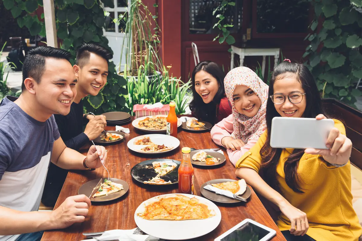 Ilustrasi makan bersama