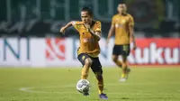 Pemain Bhayangkara FC, Wahyu Subo Seto menggiring bola saat laga pekan ketiga BRI Liga 1 2022/2023 antara Bhayangkara FC melaran Persebaya Surabaya di Stadion Wibawa Mukti, Cikarang, Minggu (07/08/2022). (Bola.com/Bagaskara Lazuardi)