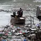 Sebuah derek membersihkan sampah yang tersangkut di danau penimbunan Potpecko dekat Priboj, di barat daya Serbia, Kamis (12/1/2023). Serbia dan negara-negara Balkan lainnya kewalahan oleh sampah komunal setelah beberapa dekade diabaikan dan kurangnya kebijakan pengelolaan limbah yang efisien di negara-negara yang bercita-cita untuk bergabung dengan Uni Eropa. (AP Photo/Marjan Vucetic)