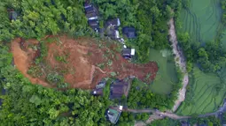 Foto udara menunjukkan sebuah desa yang terkena longsor di Nganjuk, Jawa Timur, Senin (15/2/2021). Badan Penanggulangan Bencana Daerah (BPBD) Nganjuk melaporkan tanah longsor di Nganjuk mengakibatkan 20 warga hilang dan 14 orang lainnya luka-luka. (BPBD via AP)