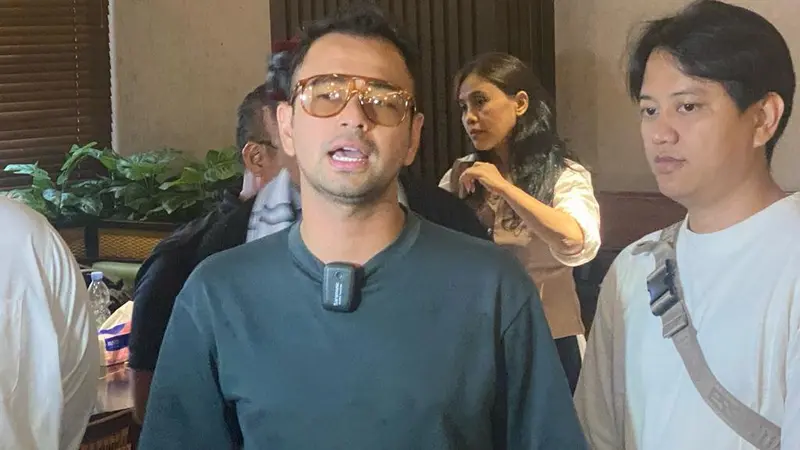 Raffi Ahmad saat peresmian  cabang ke-29 dari jaringan Rojo Sambel.