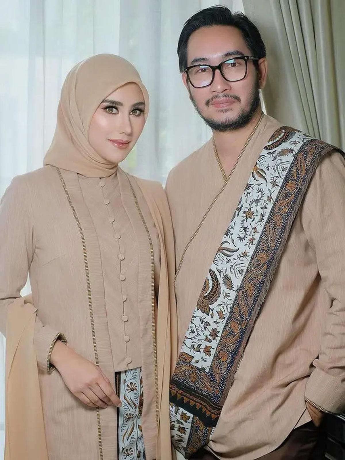 5 Potret Syahnaz Sadiqah Pakai Kebaya Kutubaru Krem, Kental Nuansa Tradisional