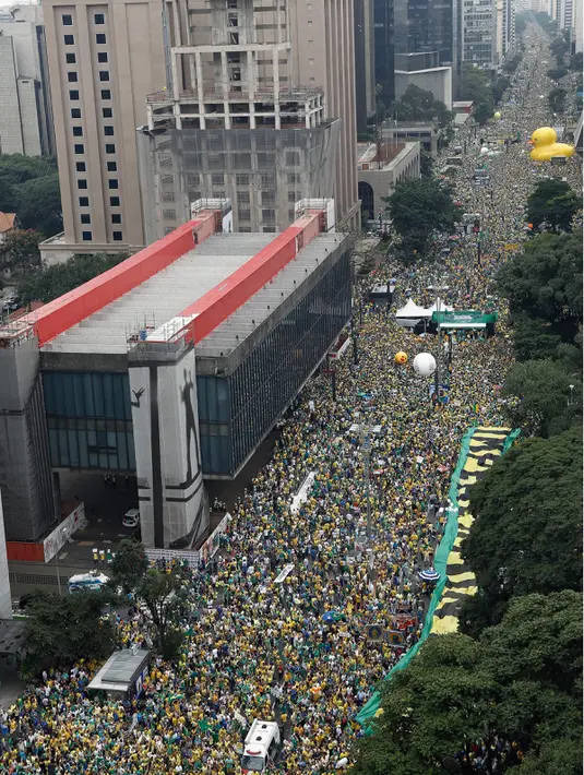 Pemandangan aksi unjuk rasa menuntut pengunduran diri Presiden Dilma Rousseff di Sao Paulo, Brasil, Minggu (13/3). Para pengunjuk rasa menuduh Rousseff tidak mampu mengelola ekonomi dan terlibat dalam skandal korupsi besar. (MIGUEL SCHINCARIOL / AFP)