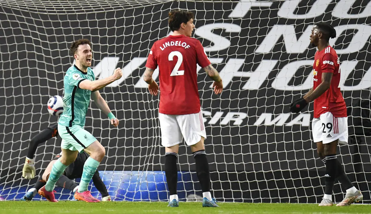 Pemain Liverpool Diogo Jota (kiri) melakukan selebrasi usai mencetak gol ke gawang Manchester United pada pertandingan Liga Inggris di Stadion Old Trafford, Manchester, Inggris, Kamis (13/5/2021). Liverpool melumat Manchester United 4-2. (Peter Powell/Pool via AP)