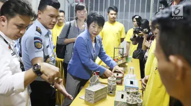 Menteri Kehakiman Jepang Yoko Kamikawa melihat hasil kerajian dari tahanan Lapas Kelas IIA Narkotika Jakarta di Cipinang, Jakarta, Sabtu (9/9). (Liputan6.com/Angga Yuniar)