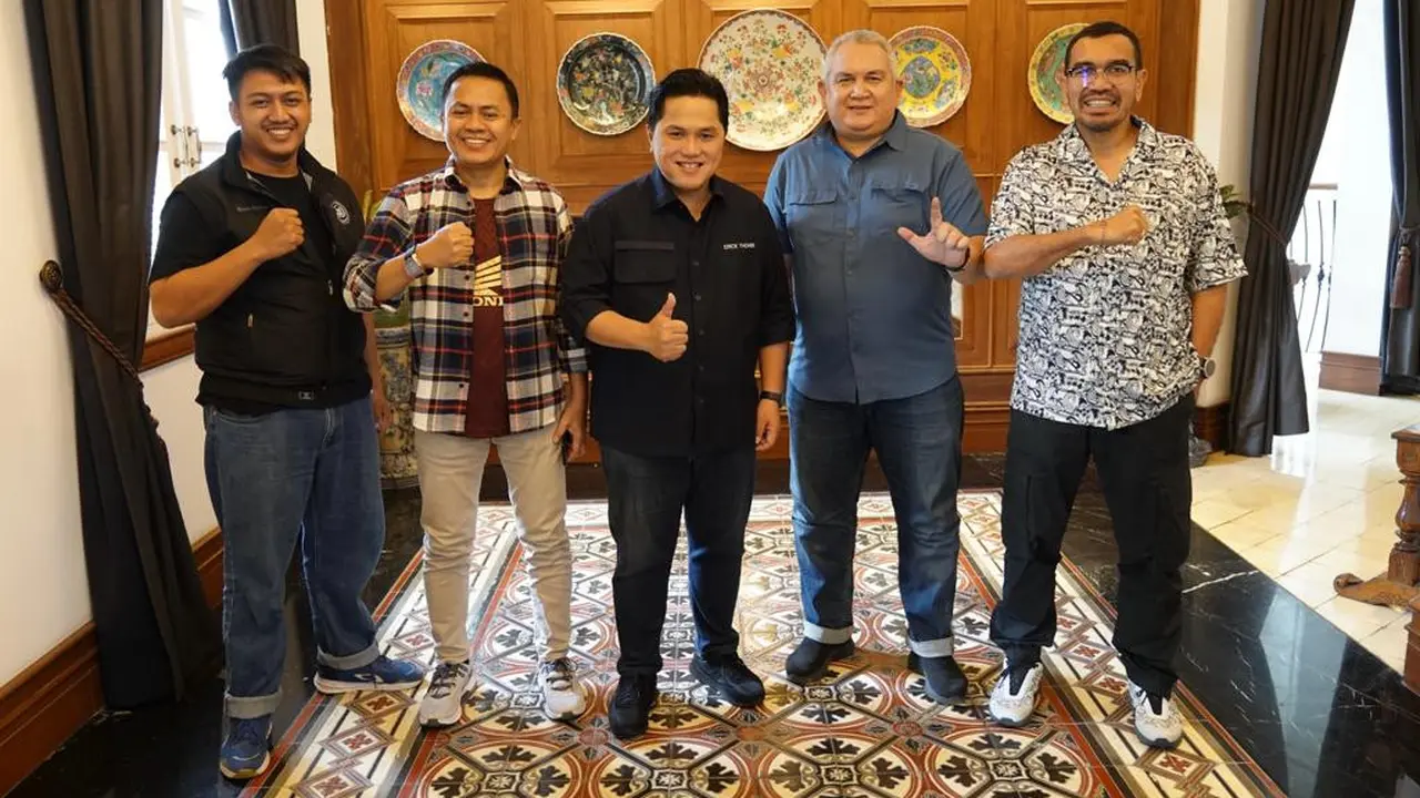 Ketua PSSI, Erick Thohir bersama pendiri pendiri The Jakmania, Tauhid Indrasjafrief atau Bung Ferry, Presiden The Macz Man, Ocha Alim, dan founder North Legion, Muhammad Olga.