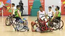Pebasket difable Indonesia, Kasep Ayatulloh terjatuh saat berebut bola dengan pemain Malaysia pada laga Indonesia Para Games Invitational Tournament 2018 di Hall A Senayan, Jakarta, Minggu (1/7). Indonesia unggul 54-53. (Liputan6.com/Helmi Fithriansyah)