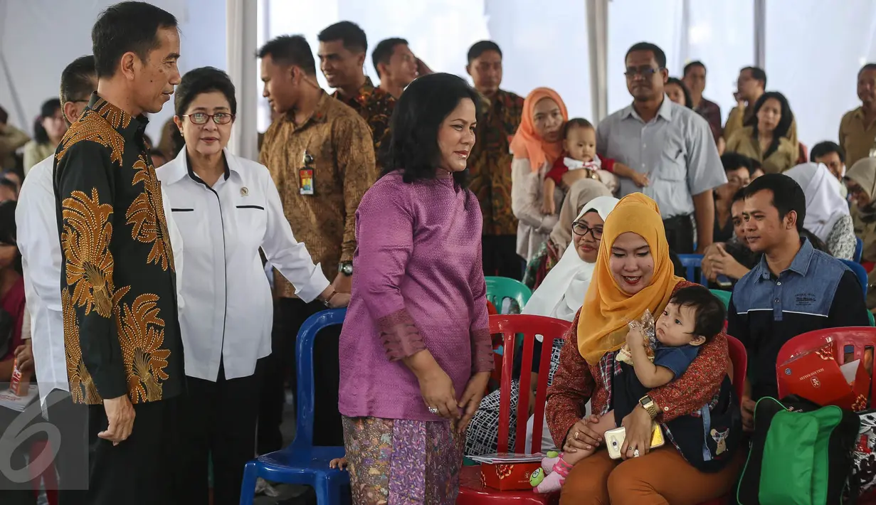 Presiden Jokowi bersama Ibu Negara, Iriana Widodo dan Menkes Nila F Moeloek menyambangi Puskesmas Ciracas, Jakarta, Senin (18/7). Jokowi memantau pemberian vaksin ulang terhadap anak-anak yang dulunya diberikan vaksin palsu. (Liputan6.com/Faizal Fanani)