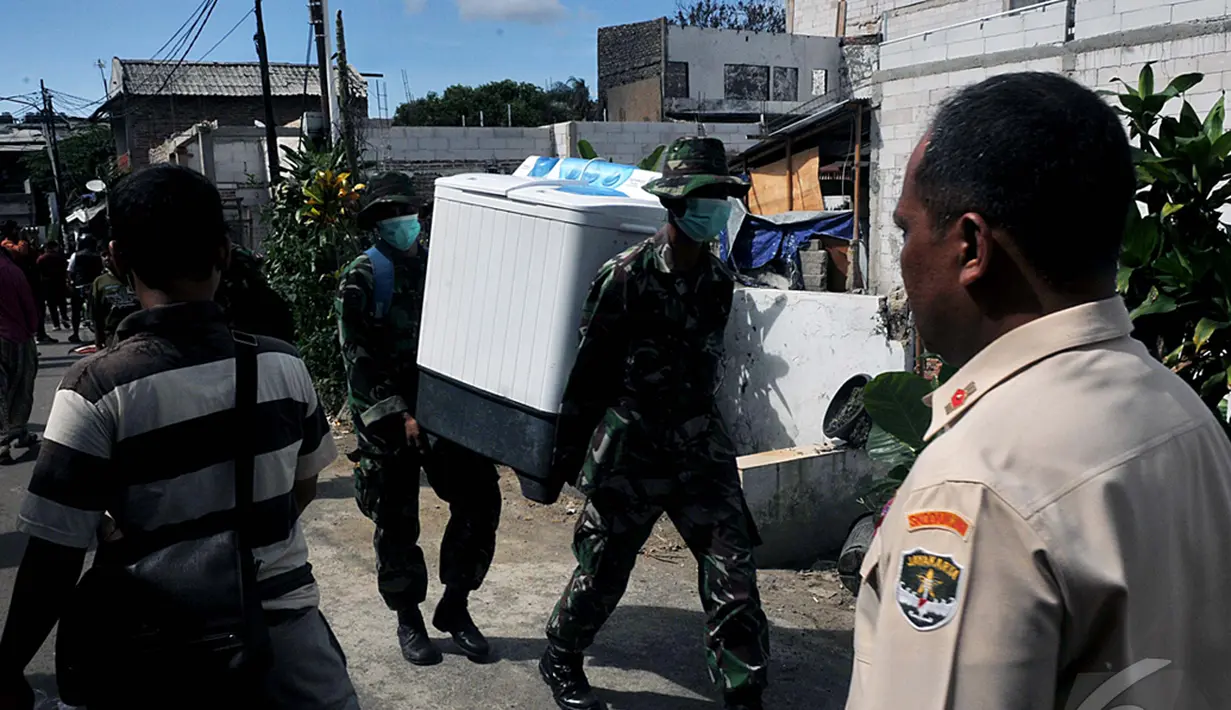 Kodam Jaya dibantu Polisi dan Satpol PP menerjunkan ribuan personel untuk membebaskan asrama Batalyon Siliwangi yang selanjutnya akan menjadi perumahan untuk prajurit aktif, Jakarta Timur, Kamis (8/1/2015). (Liputan6/JohanTallo)