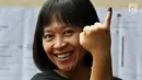 Warga menunjukkan jari bertinta usai menggunakan hak pilih pada Pemilu 2019 di Jakarta, Rabu (17/4). Pemilu 2019 disebut-sebut sebagai pemilihan umum paling rumit di dunia. (Liputan6.com/JohanTallo)