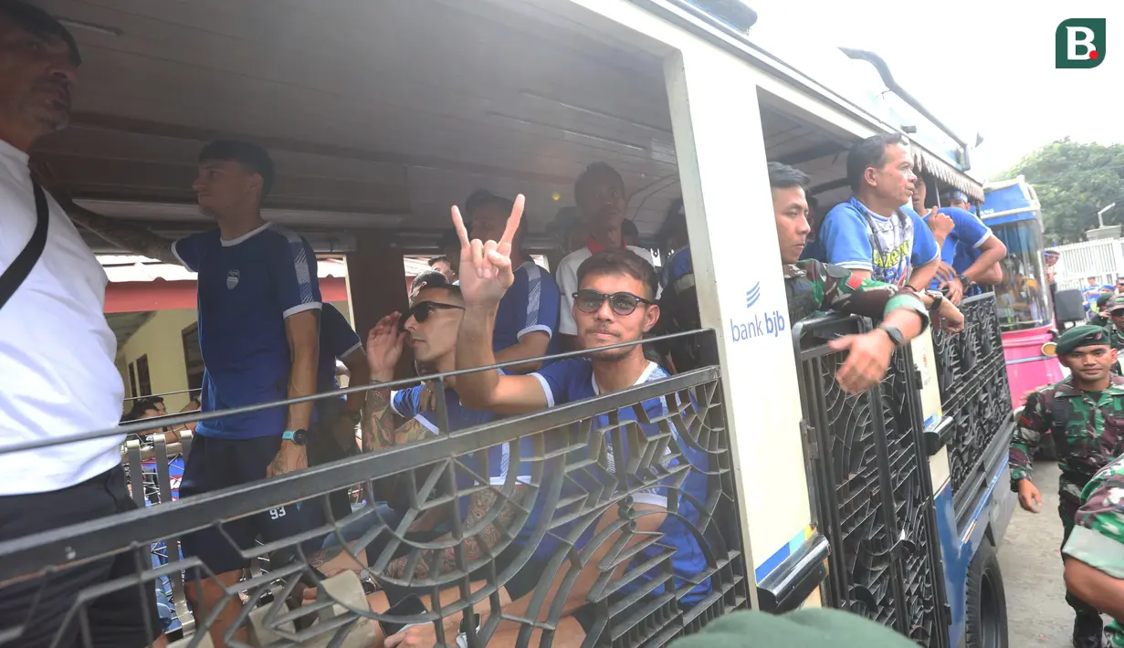 Pemain Persib Bandung, Rezaldi Hehanussa bersama sejumlah rekannya diarak menggunakan bandros saat merayakan gelar juara BRI Liga 1 2023/2024 di kediamannya yang terletak di Tanjungsari, Sumedang, Minggu (02/06/2024). (Bola.com/M Iqbal Ichsan)