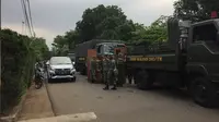 Pengosongan rumah dinas TNI AD di Jatiwaringin. (Liputan6.com/Radityo)