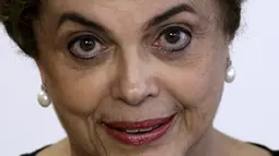 Presiden Brasil Dilma Rousseff saat mendatangi acara di Istana Planalto, Brasil, (13/4). Peristiwa besar yang menyangkut namanya ketika ia membela habis-habisan seorang warganya yang merupakan seorang bandar narkoba. (REUTERS / Ueslei Marcelino)