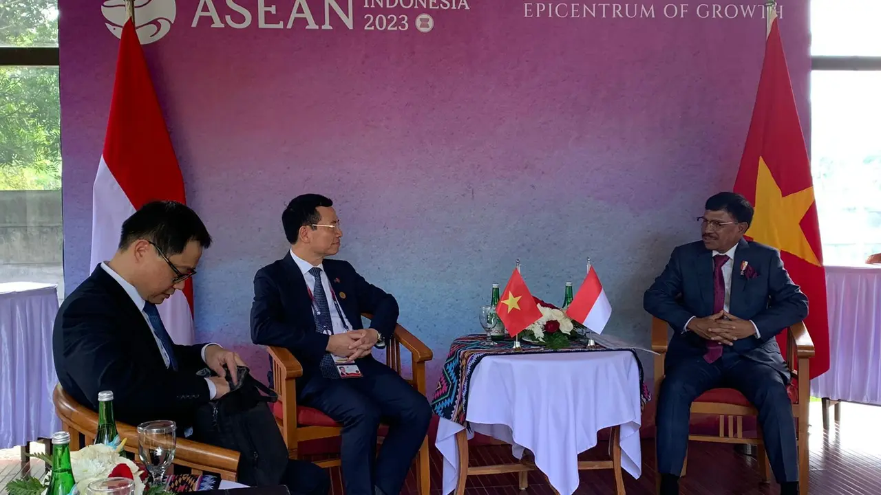 Pertemuan bilateral antara Menteri Komunikasi dan Informatika RI Johnny G.Plate dengan Menkominfo Vietnam Nguyen Manh Hung di sela-sela acara KTT ke-23 ASEAN 2023 di Labuan Bajo, Nusa Tenggara Timur (NTT). (Liputan6/Benedikta Miranti)