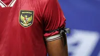Tragedi Kanjuruhan meninggalkan duka bagi sepak bola Indonesia bahkan Dunia. Hal tersebut juga terlihat saat laga Timnas Indonesia asuhan Bima Sakti melawan Guam pada Kualifikasi Piala Asia U-17 2023, Senin (03/10/2022) malam WIB. (Bola.com/Bagaskara Lazuardi)