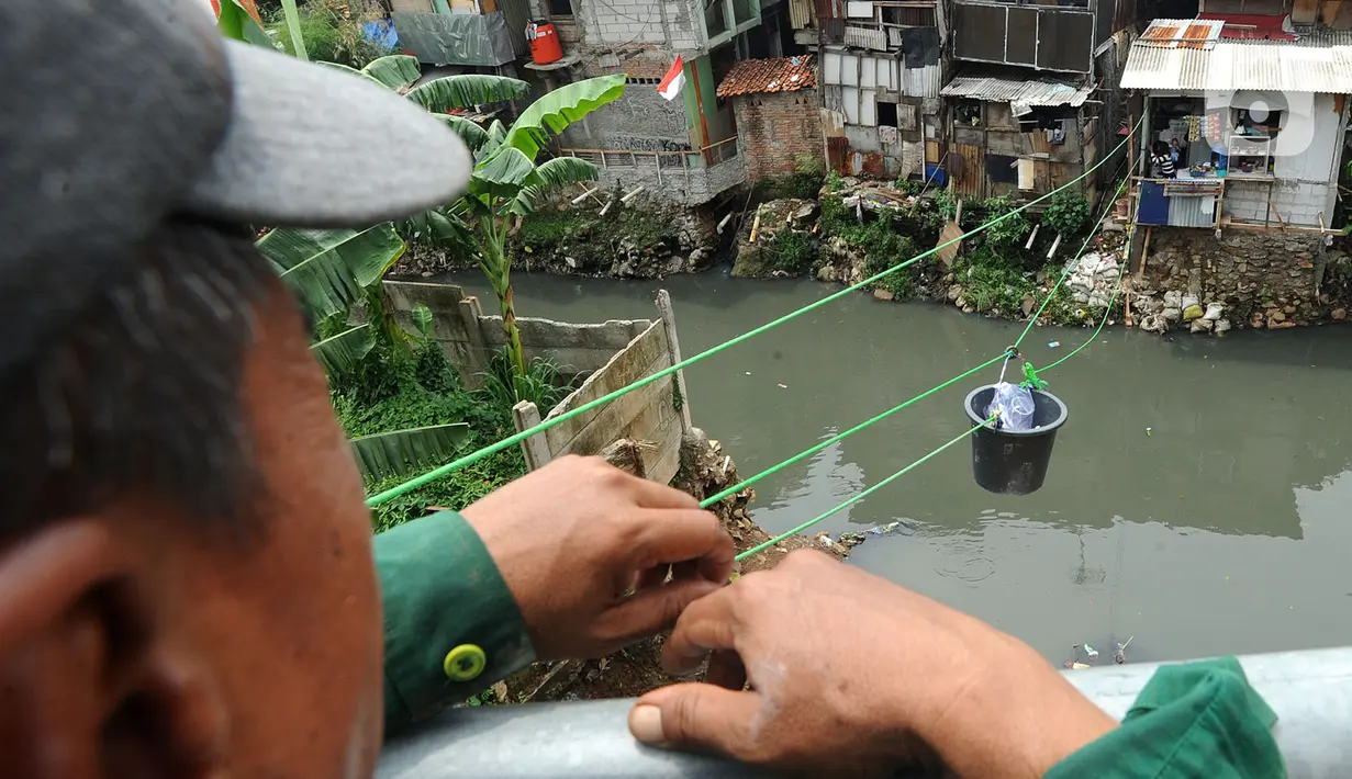 Pembelinya kebanyakan pelanggan lama yang bekerja di hotel dan gedung perkantoran sekitar, atau orang yang kebetulan berkunjung ke hotel dan gedung perkantoran. (merdeka.com/Arie Basuki)