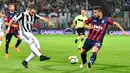 Striker Juventus, Gonzalo Higuain, melepaskan tendangan ke gawang Crotone pada laga Serie A di Stadion Ezio Scida, Kamis (19/4/2018). Juventus ditahan imbang 1-1 oleh Crotone. (AFP/Giovanni Isolino)