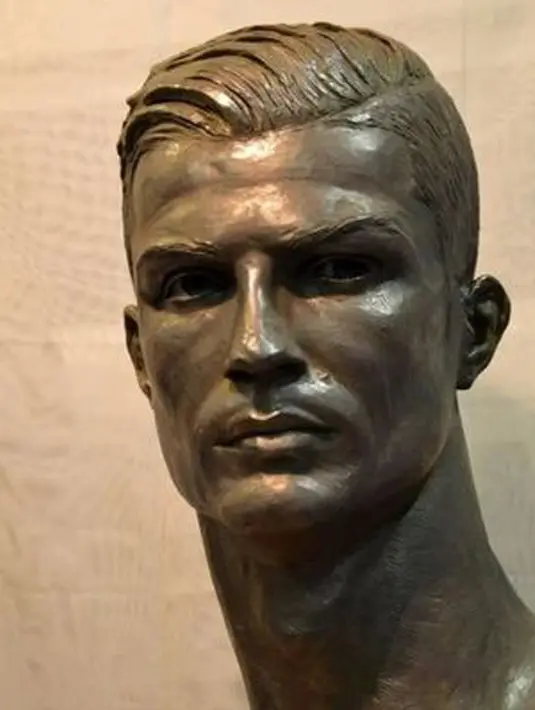 Patung paling keren Ronaldo yang ditampilkan di museum Real Madrid. Jose Antonio Navarro merupakan seniman patung kepala Ronaldo itu. (Facebook/ José Gómez Palas)